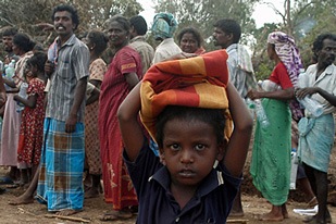 The army said on Friday up to 4,000 civilians fled the war zone in Sri Lanka's northeast overnight [Reuters]