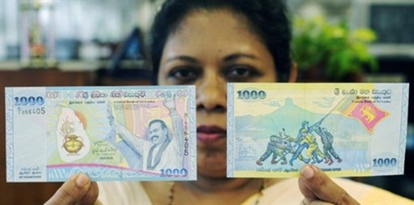 The first commemorative banknote was given to President Mahinda Rajapakse