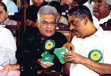 UNP leader Ranil Wickremesinghe and common candidate Gen. Sarath Fonseka at yesterday’s UNP convention at Welisara. Pic by Sanka Vidhanagama