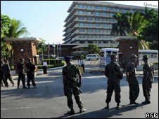 Soldiers have surrounded the hotel where Gen Sarath Fonseka is staying
