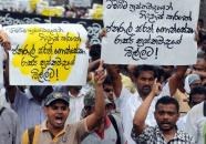 Demonstrators call for the release of Sarath Fonseka in Colombo