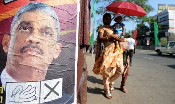 Former army general Sarath Fonseka has petitioned Sri Lanka's Supreme Court challenging incumbent Mahinda Rajapakse - afp