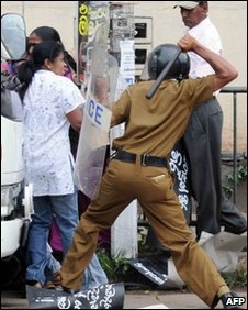  Sri Lankan forces use batons on protesters, UN congratulations not shown