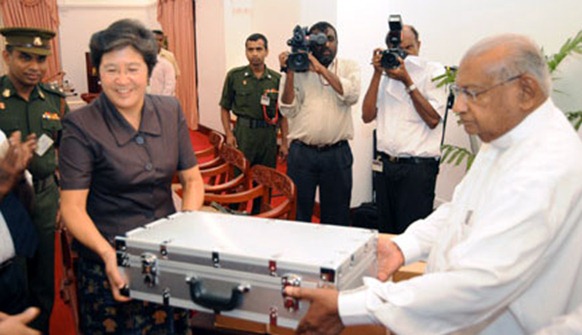 Sri Lankan Prime Minister receives de-mining equipment donated by Chinese Ambassador to Sri Lanka Army. [Photo courtesy: Sri Lanka Army]