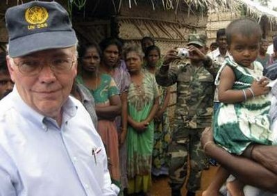 Lynn Pascoe (L), head of the U.N. political affairs department,visits a government-run Internally Displaced Peoples (IDP) camp for those who fled their homes as a result of the country's armed conflict in Jaffna, Northern Sri Lanka, September 17, 2009