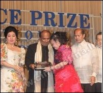 Maj. Gen. Mahinda Hathurusinghe of the war crimes accused Sri Lanka Army receiving Guci International Peace Prize in Manila, Philippines, in November 2010 [Photo courtesy: cimicjaffna.lk]