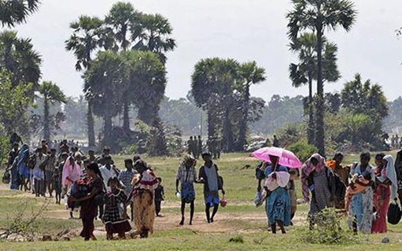 Sri Lankan Tamil refugees flee LTTE-controlled territory in 2009 (Photo: Reuters)