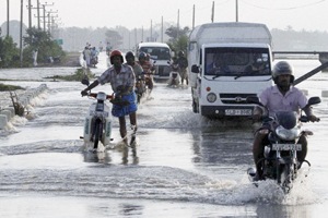 UN agencies and the military have warned the people returning home after the devastating floods to be wary of mines.