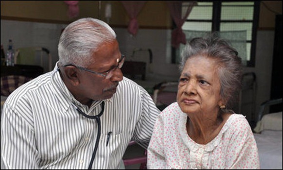 Parvathi_Amma_at_vvt_hospital_92141_445