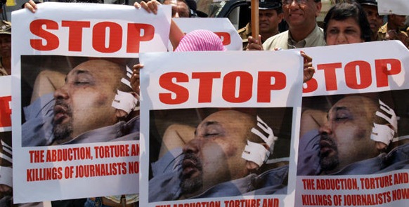 The assault of journalist Keith Noyahr was protested in Colombo 2008