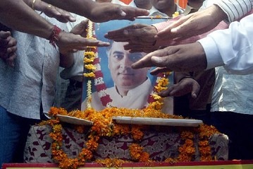 OB-    A group of men paid tribute to Rajiv Gandhi on the anniversary of his death in May 2010. 