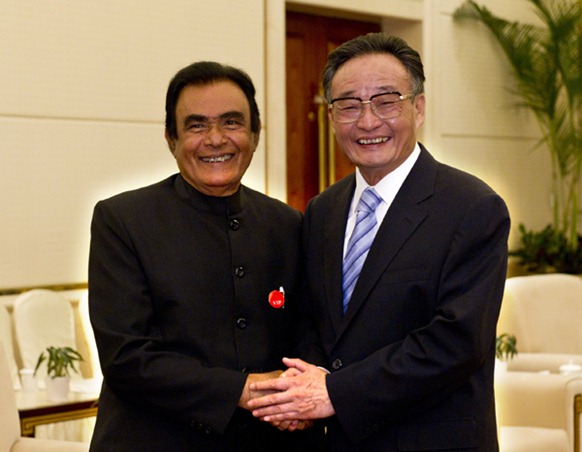 Wu Bangguo (R), chairman of the Standing Committee of the National People's Congress of China, meets with Sri Lankan Prime Minister D.M. Jayaratne, who is here to attend the opening ceremony of the 15th China International Fair for Investment and Trade, in Xiamen, southeast China's Fujian Province, Sept. 7, 2011. (Xinhua Li Xueren)