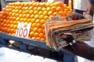 A Sri Lankan street vendor his takings at his fruit stall in Colombo (AFP, Lakruwan Wanniarachchi)