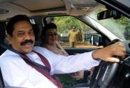 Sri Lanka President Mahinda Rajapakse and his wife Shiranthi complete a journey on the country?s first expressway (AFP, Ishara S.Kodikara)