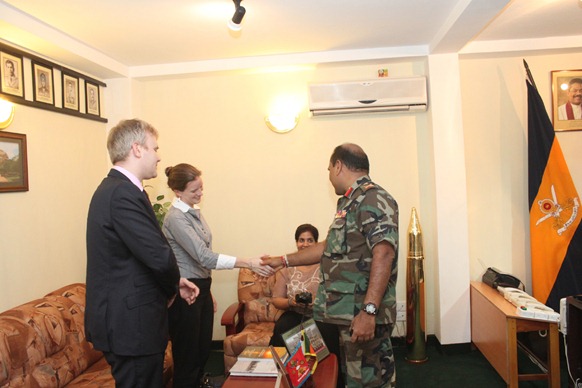 A three-member delegation representing the US Department of State on their brief visit to Jaffna met SL Commander of Jaffna Major General Mahinda Hathurusinghe on Wednesday, 30 November 2011.