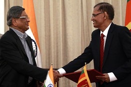 OB-India's Foreign Minister S.M. Krishna, left, shook hands with his Sri Lankan counterpart Gamini Lakshman Peiris during their meeting in Colombo, January 17, 2012.