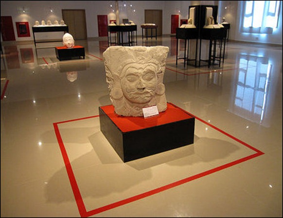 sculpture_exhibition_room_96921_445