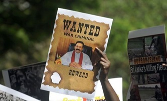 Indian Tamil residents hold placards as they shout slogans against Sri Lankan President Mahinda Rajapaksa in Mumbai (AFP, Punit Paranjpe)