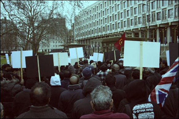 UK_demo_US_embassy_02_97283_445