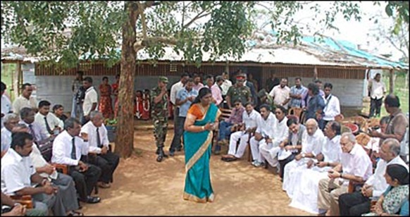 Indian delegation in Manik Farm (photo -Dinasena Rathugamage)