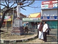 Gandhi_statue_covered_97491_200