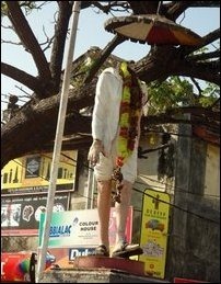 Mahatma_Gandhi_statue_destr_Batticaloa_97511_200