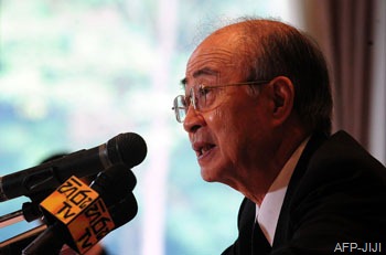 Fence mender: Japan's special peace envoy Yasushi Akashi addresses a press conference in Colombo on Saturday. AFP-JIJI