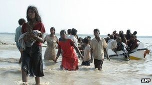 Tamil civilians flee the conflict in northern Sri Lankan in May 2009