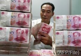 A Chinese bank staff member counts stacks of 100-yuan n in Huaibei, east China's Anhui province on August 17, 2012 (AFP/File)