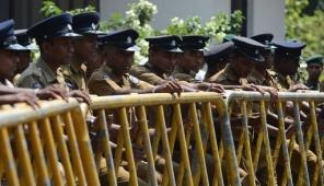 Sri Lankan police stand guard in Colombo on January 15, 2013 (AFP/File, Ishara S.Kodikara)