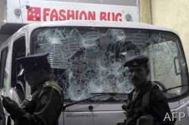 A policeman and a soldier stand guard outside a Muslim-owned store at Pepiliyana, near Colombo on March 28, 2013 (AFP, Lakruwan Wanniarachchi)