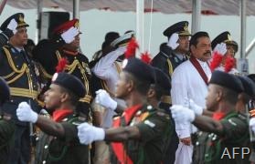 Sri Lankan President Mahinda Rajapakse (2nd R) watches a military parade in Trincomalee, February 2013 (AFP/File, Lakruwan Wanniarachchi)