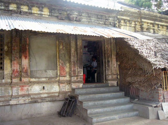 The front part of the Thirunelveali Gnaanappirakaasar Madam, leading to the first courtyard called Chaaththirak-kaddu. This main part of the 17th century complex is now converted into a warehouse. The second courtyard called Poosaik-kaddu that has the temple of the mutt and the third courtyard called Chamaiyal-kaddu are rented out to tenants. A part of the adjacent lands belonging to the mutt has been given to the government hospital and tenants have claimed another part. [Photo: Seelan, UK, 2009]