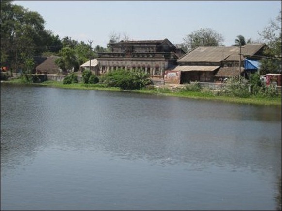 The Gnaanappirakaasar ku'lam and the line of some of the Jaffna mutts on one side of its bank at Chithamparam [Photo: Seelan, UK]