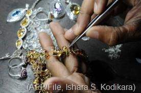 A Sri Lankan worker crafts gold jewellery in the southern city of Galle on January 20, 2011 (AFP/File, Ishara S. Kodikara)