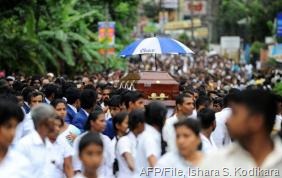 Sri Lankan students carry the coffin of Akila Dinesh Jayawardena, who was shot dead during a protest, on August 4, 2013 (AFP/File, Ishara S. Kodikara)