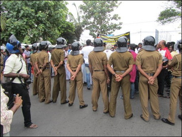 Jaffna_15_11_2013_picketing_01_105405_445