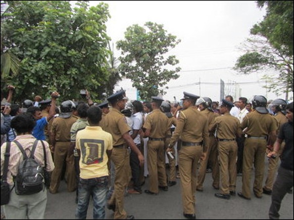 Jaffna_15_11_2013_picketing_04_105417_445