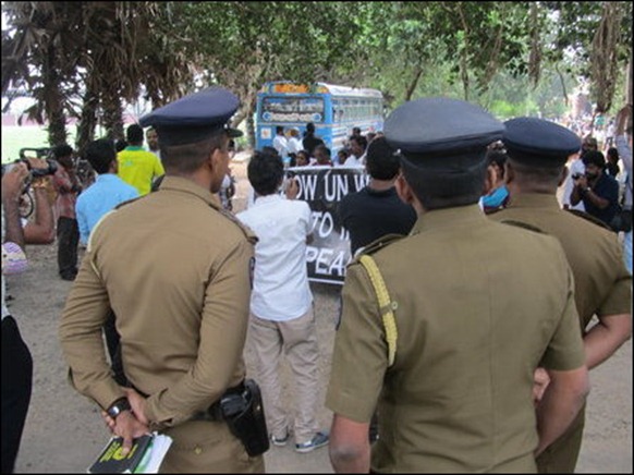 Jaffna_15_11_2013_picketing_05_105421_445