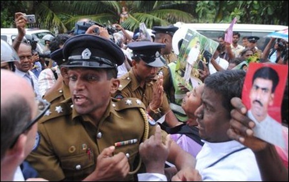 Jaffna_demo_15_11_13_priest_03_105563_445