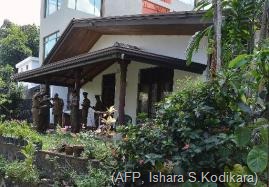 Sri Lanka police investigators conduct a probe at the home of murdered former Agence France-Presse journalist Mel Gunasekera in the capital Colombo on February 2, 2014 (AFP, Ishara S.Kodikara)