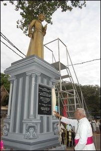 Thaninayagam_statue_Jaffna_06_107502_200