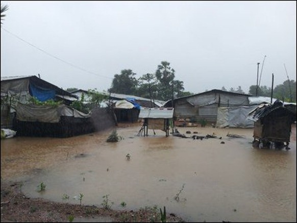 Kaddaiparichchaan_IDP_camps_flooded_01_108345_445