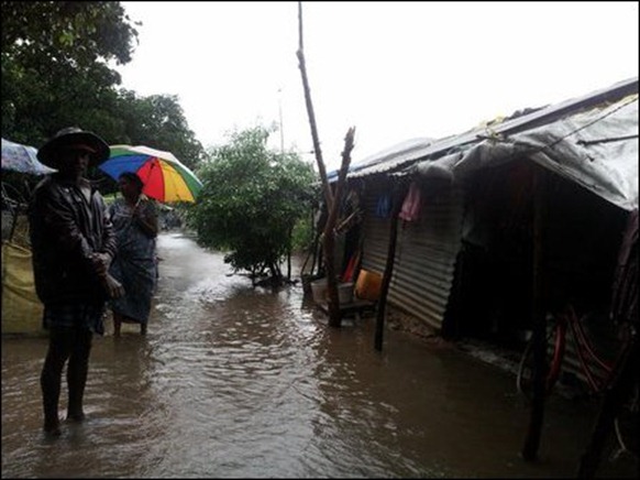 Kaddaiparichchaan_IDP_camps_flooded_03_108353_445