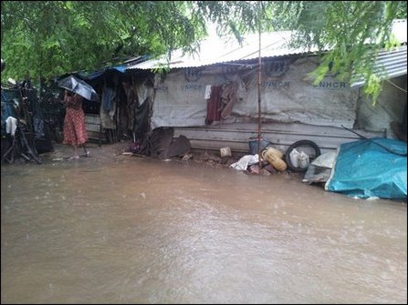 Kaddaiparichchaan_IDP_camps_flooded_04_108357_445