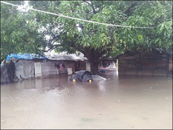 Kaddaiparichchaan_IDP_camps_flooded_05_108361_445